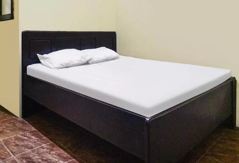 Hotelli Oyo 93443 Emmy Homestay Syariah