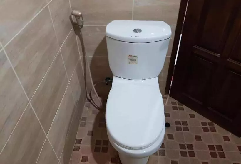 Hotelli Oyo 93443 Emmy Homestay Syariah