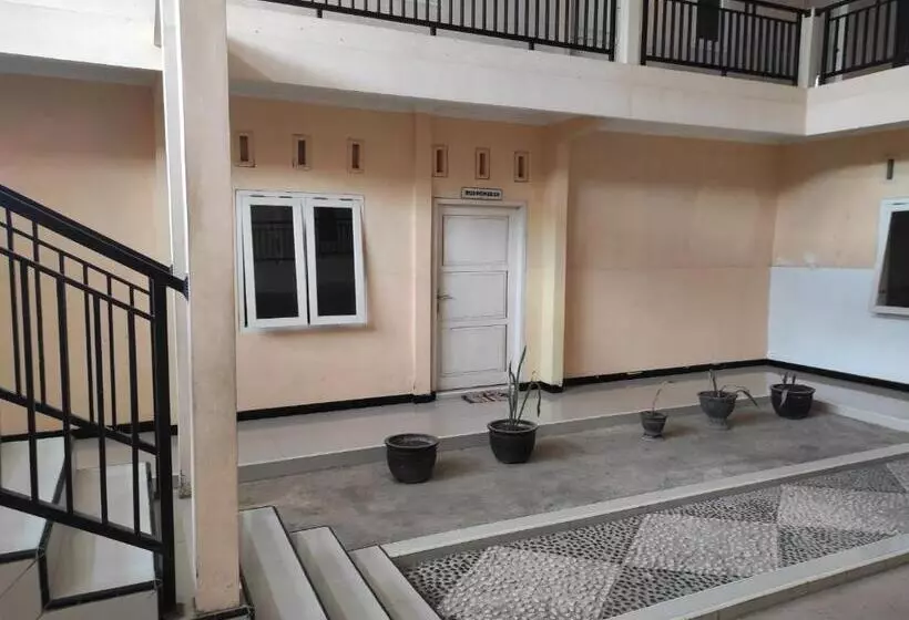 Hotelli Oyo 93443 Emmy Homestay Syariah