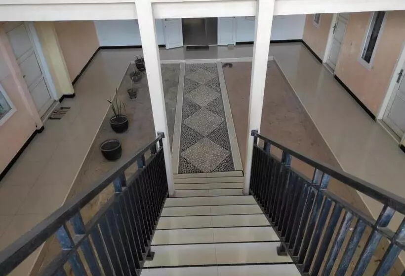 Hotelli Oyo 93443 Emmy Homestay Syariah