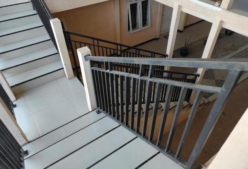 בית מלון כפרי Oyo 93443 Emmy Homestay Syariah