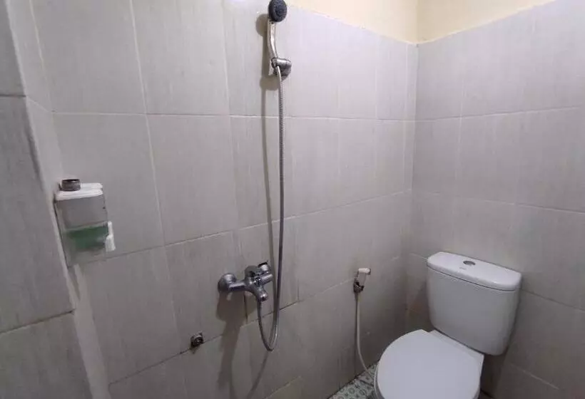 Hotelli Oyo 93443 Emmy Homestay Syariah