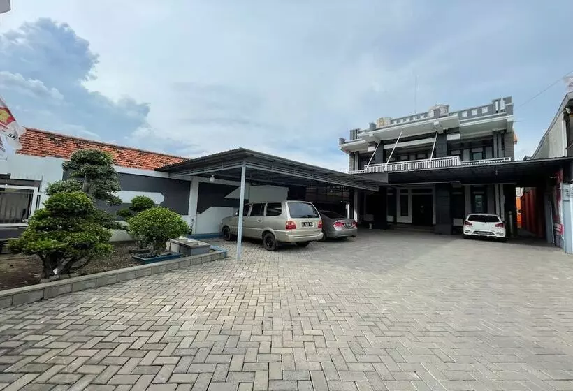 ホテル Spot On 93458 Legok Homestay Syariah