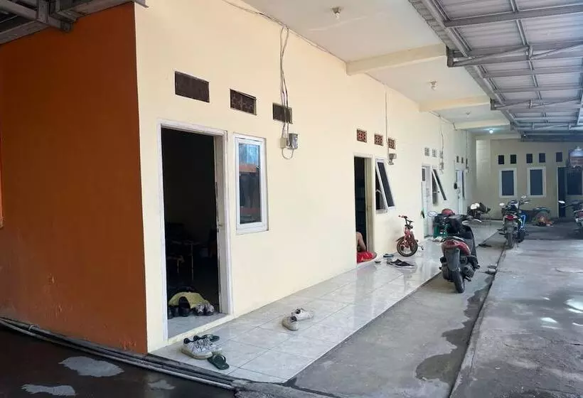 ホテル Spot On 93458 Legok Homestay Syariah