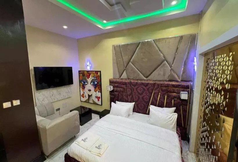 Hq Hotel And Lounge