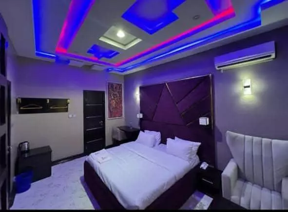 Hq Hotel And Lounge