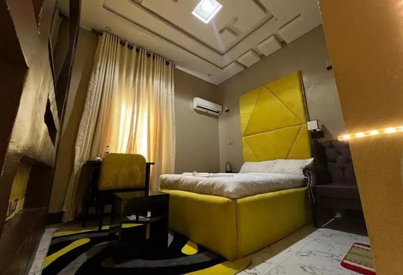 Hq Hotel And Lounge