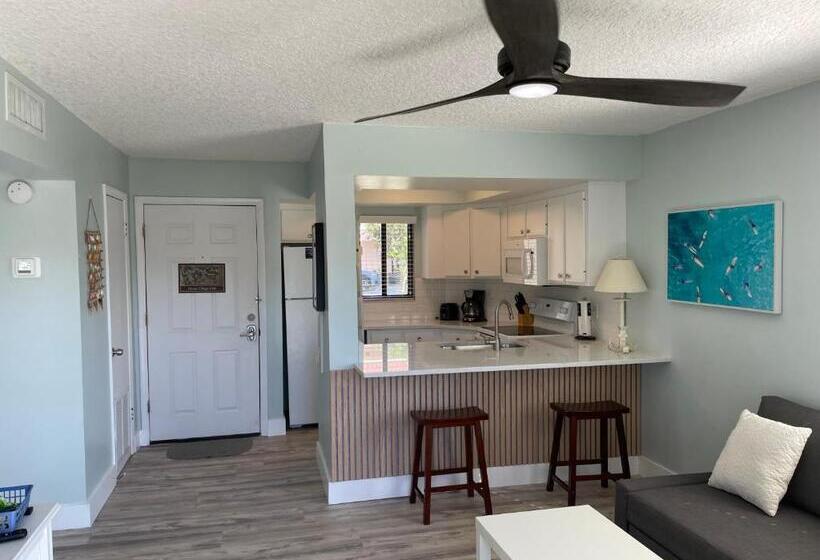 Ocean Village Club B 17