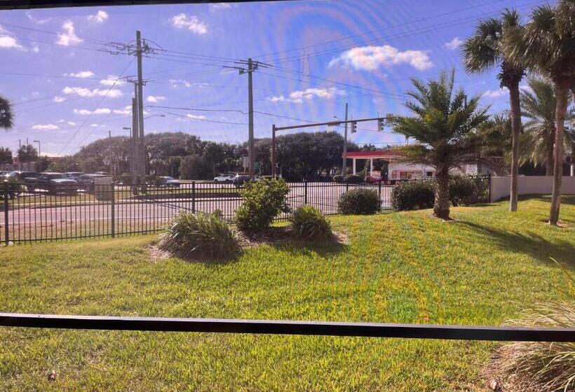 Ocean Village Club B 17