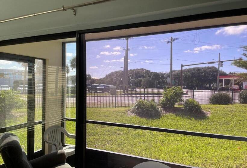 Ocean Village Club B 17