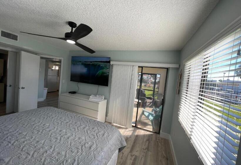 Ocean Village Club B 17