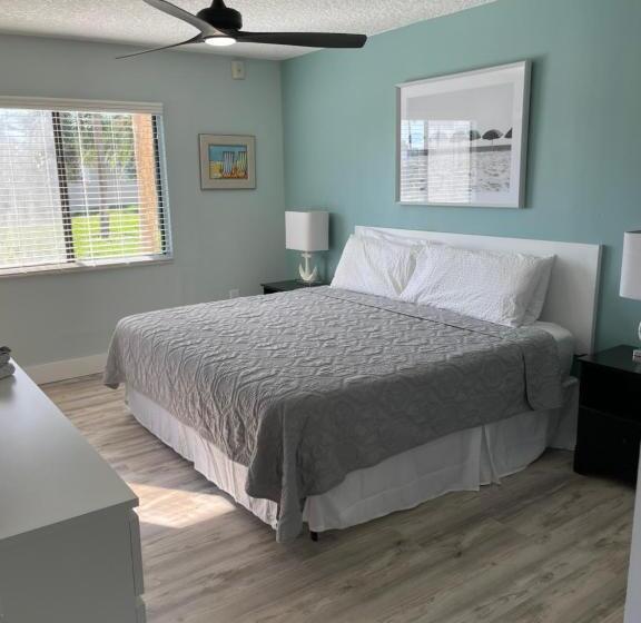 Ocean Village Club B 17