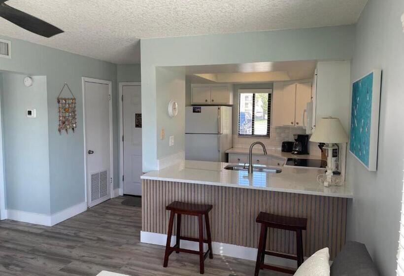 Ocean Village Club B 17