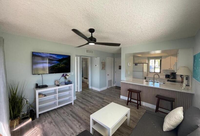 Ocean Village Club B 17