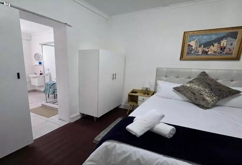 ペンション Schooner House