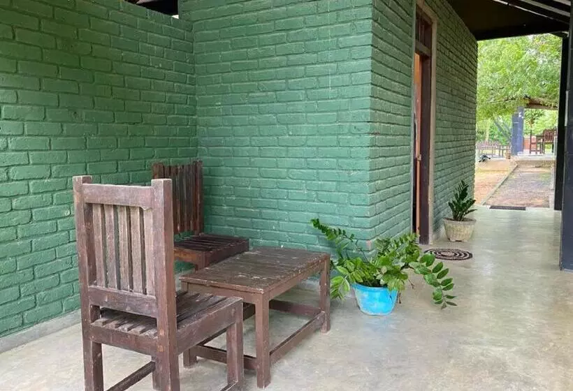 Yala Ying Yang Hostel & Camping