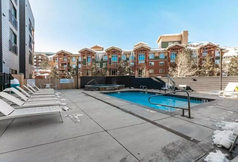 Yotelpad By All Seasons Resort Lodging