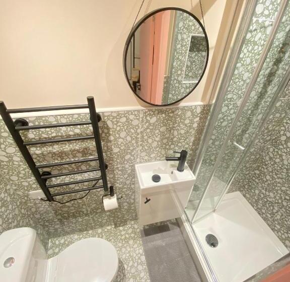 פנסיון Cozy En Suite Loft In Trendy Local