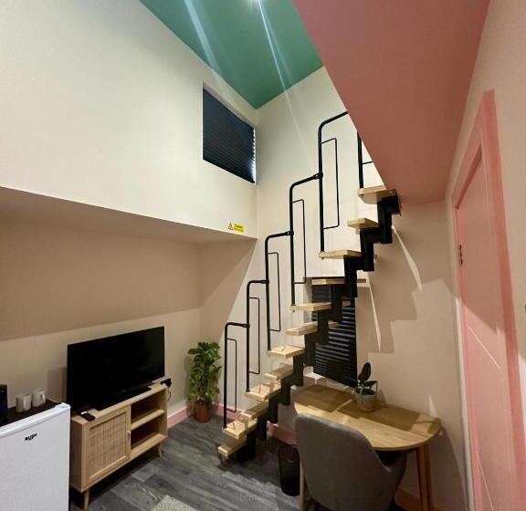 פנסיון Cozy En Suite Loft In Trendy Local