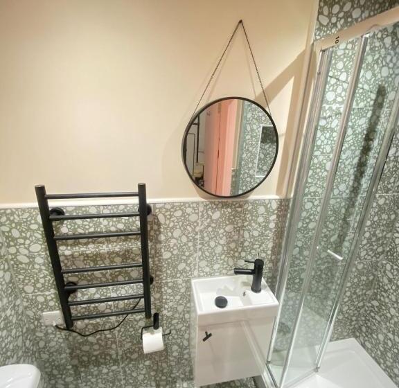 פנסיון Cozy En Suite Loft In Trendy Local