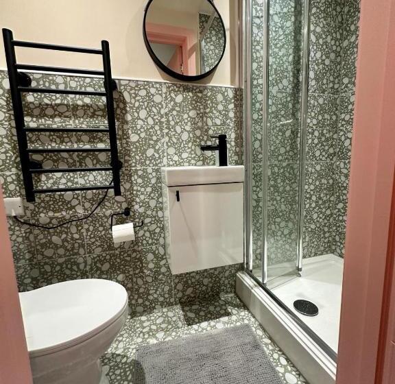 פנסיון Cozy En Suite Loft In Trendy Local