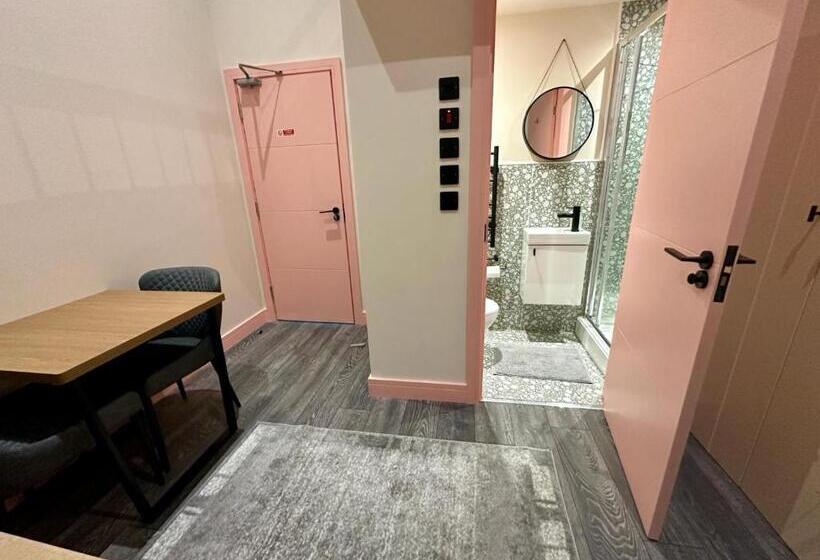 פנסיון Cozy En Suite Loft In Trendy Local