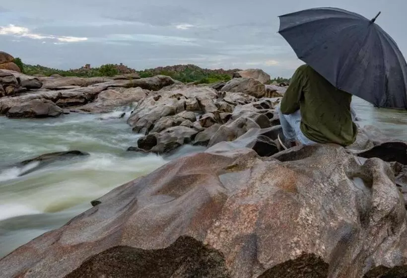 ホテル Leo Woods Hampi River View