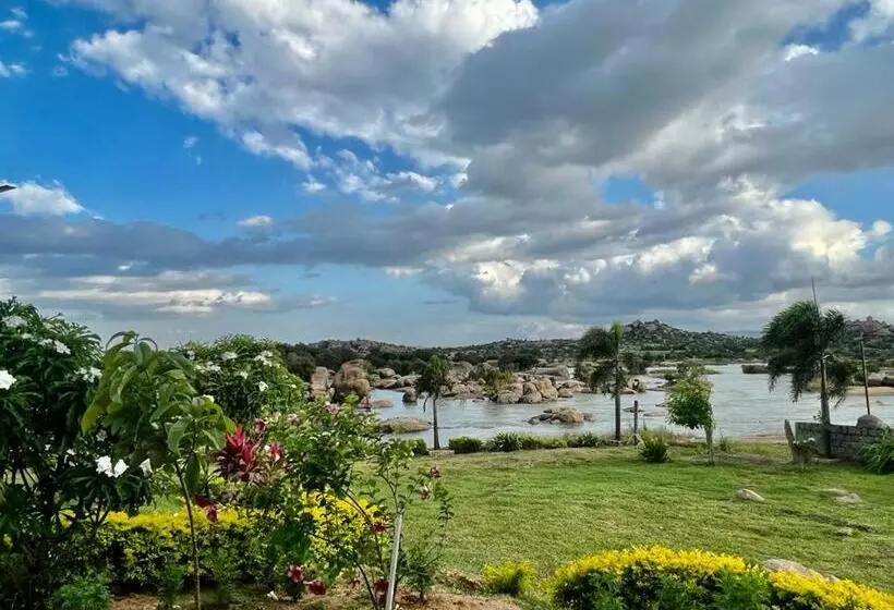 ホテル Leo Woods Hampi River View