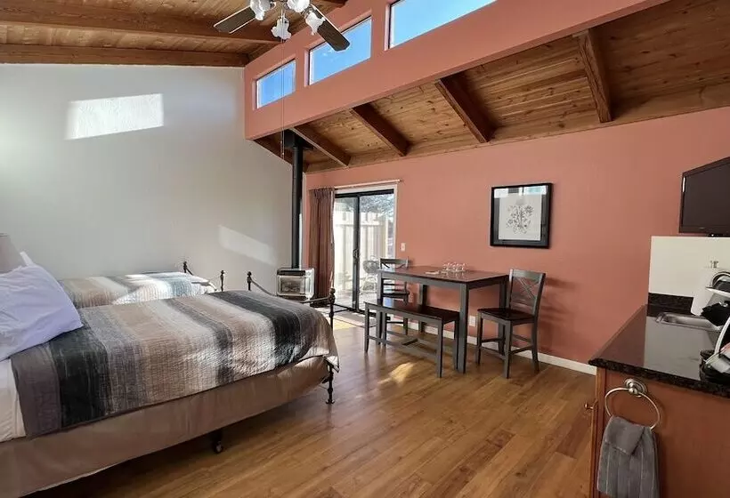 ホテル Fort Ross Lodge