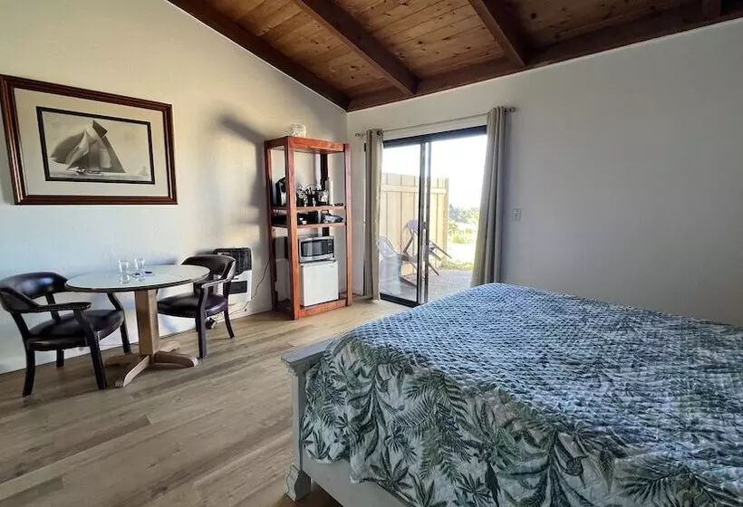 ホテル Fort Ross Lodge