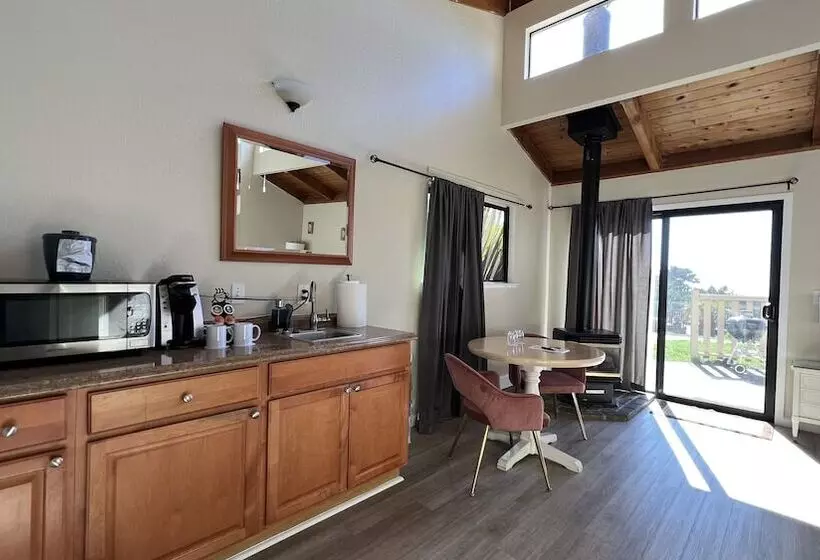 ホテル Fort Ross Lodge