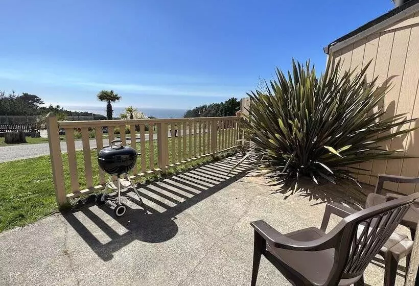 ホテル Fort Ross Lodge