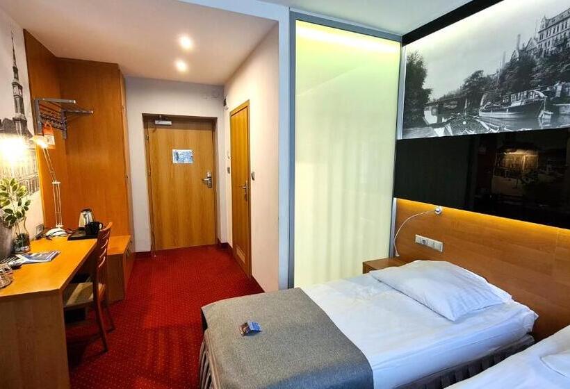ホテル Malinowski Economy