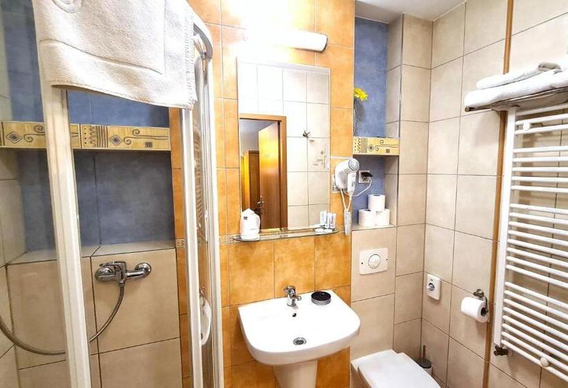 ホテル Malinowski Economy