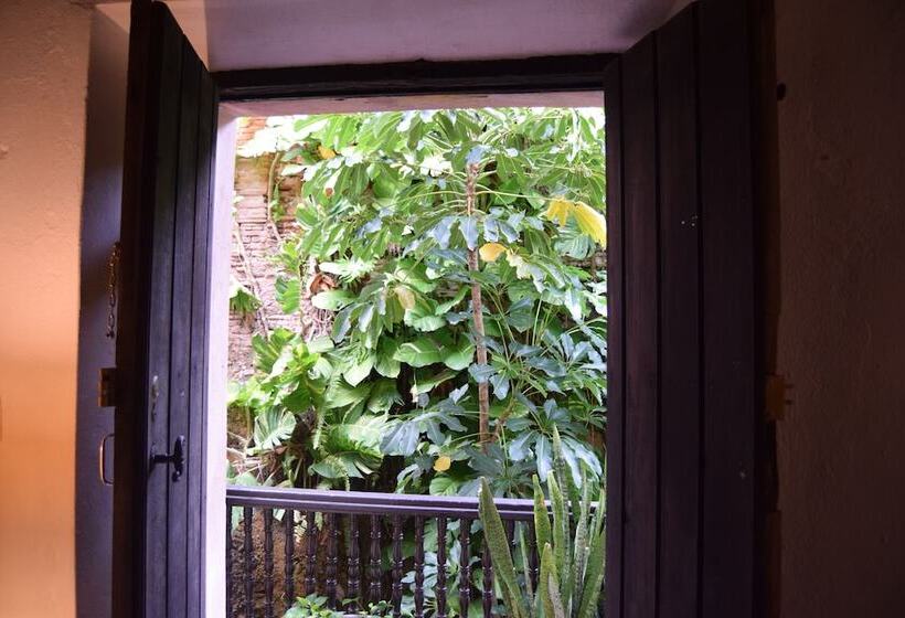 هتل The Gallery Inn