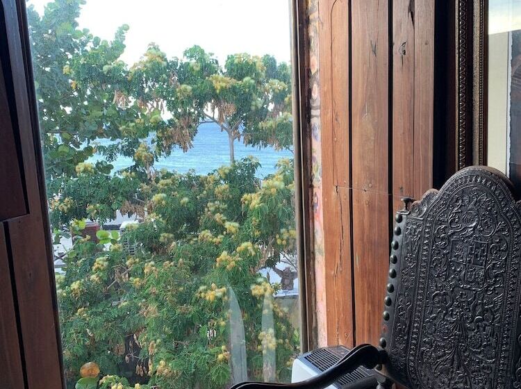 هتل The Gallery Inn