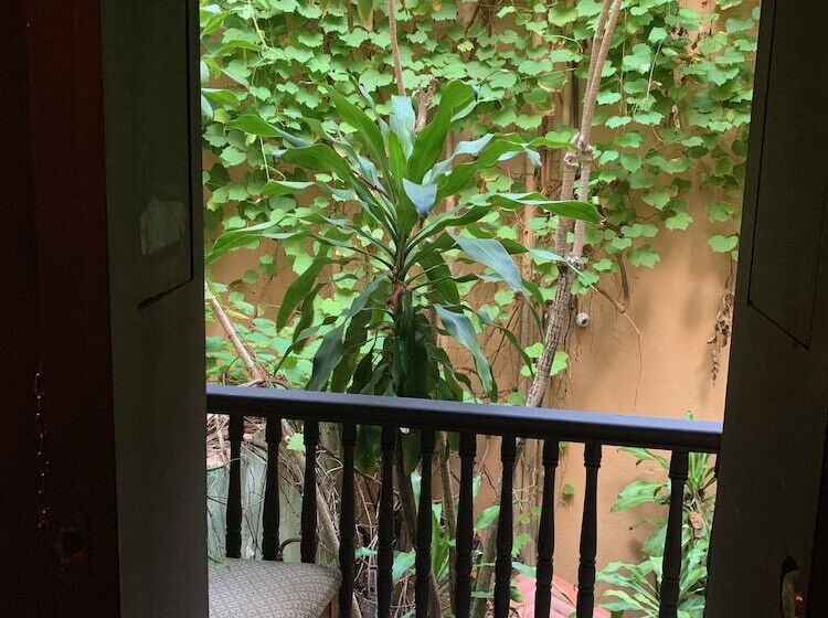 هتل The Gallery Inn