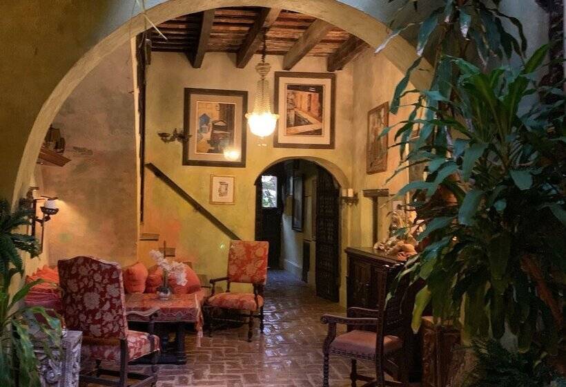 هتل The Gallery Inn