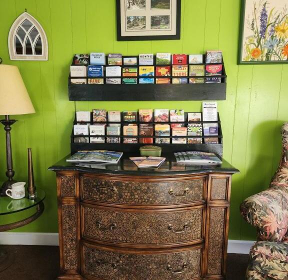 ホテル The Pines Cottages