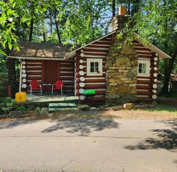 ホテル The Pines Cottages