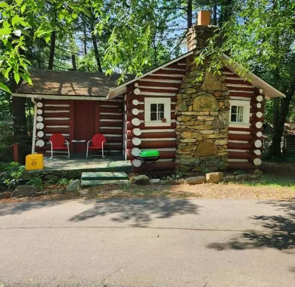 ホテル The Pines Cottages
