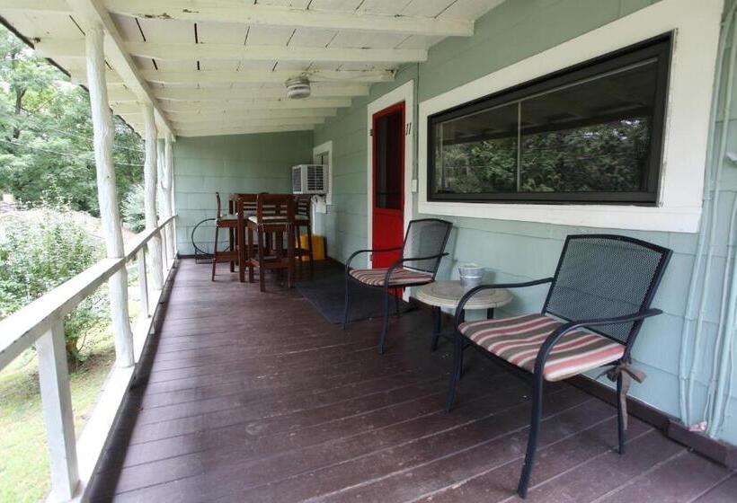 ホテル The Pines Cottages