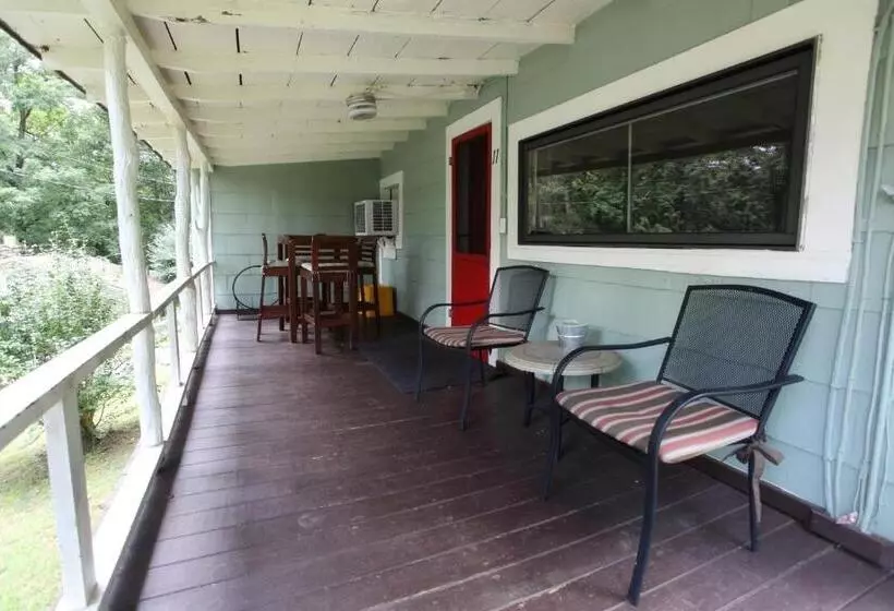 ホテル The Pines Cottages