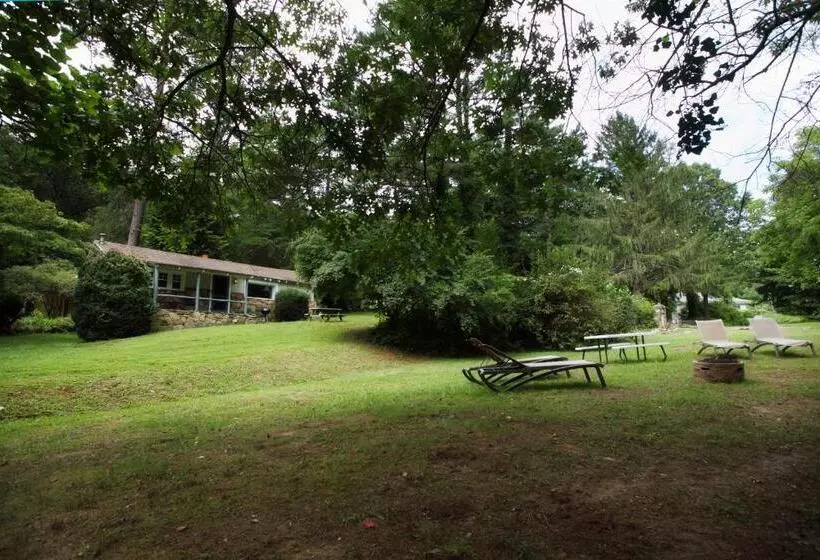 ホテル The Pines Cottages