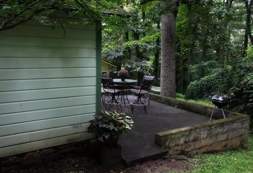 ホテル The Pines Cottages