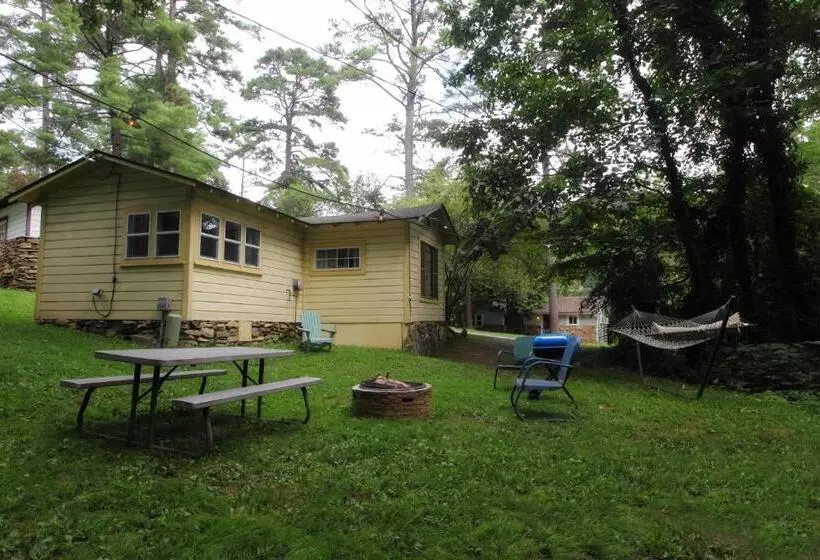 ホテル The Pines Cottages