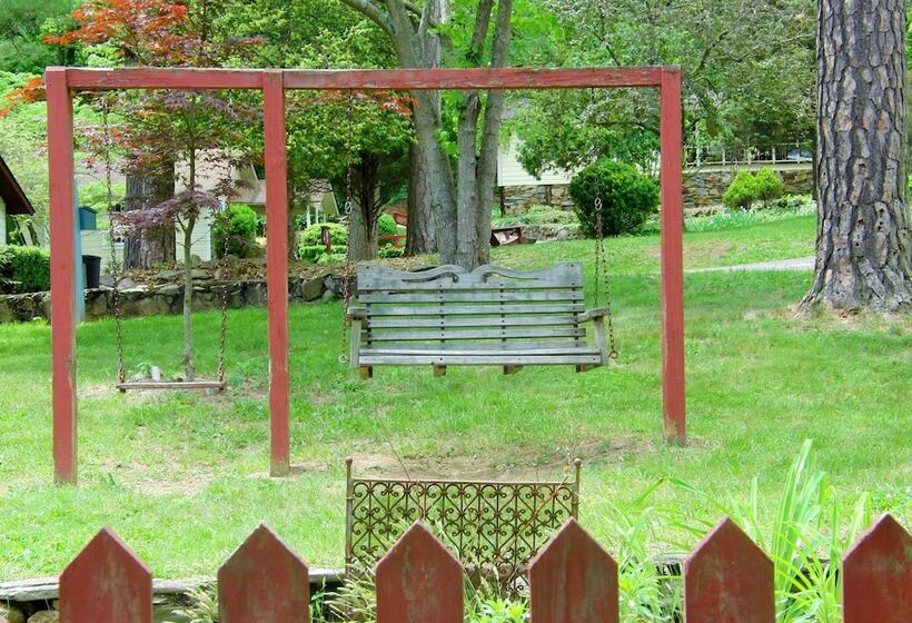 ホテル The Pines Cottages