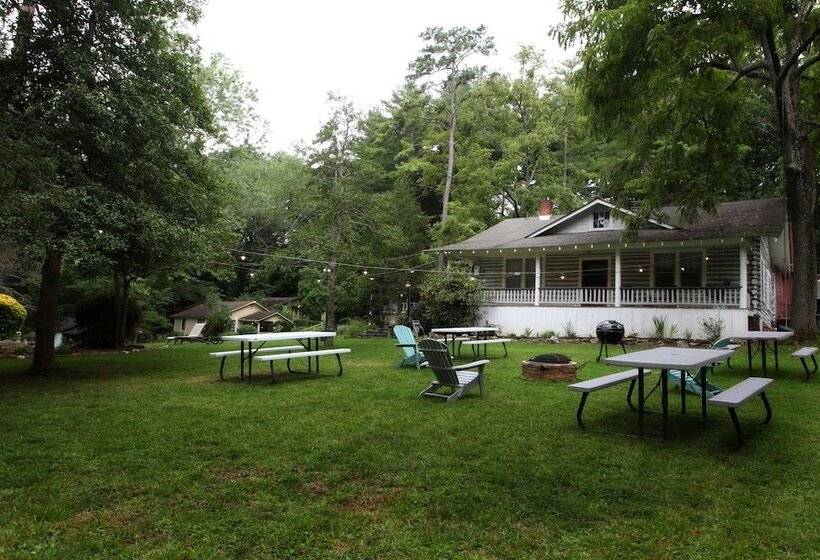 ホテル The Pines Cottages