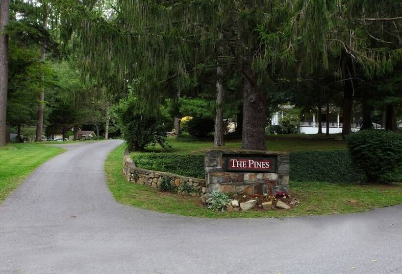 ホテル The Pines Cottages