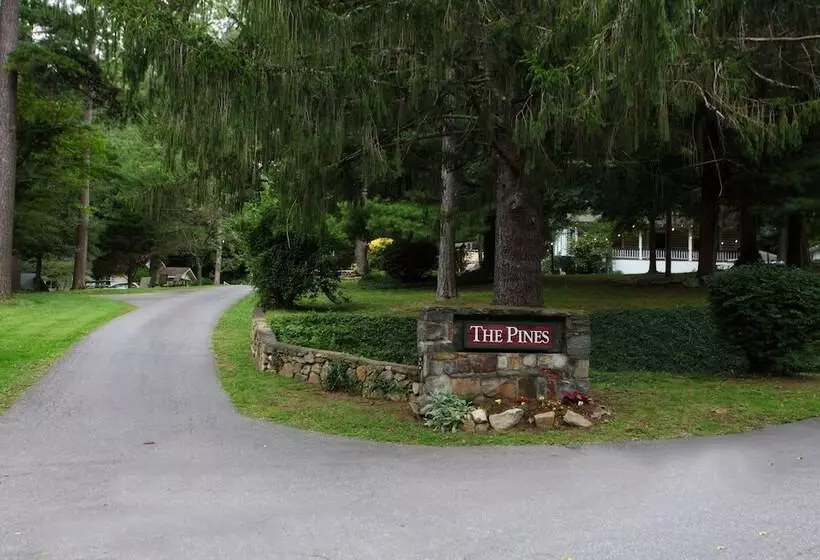 ホテル The Pines Cottages